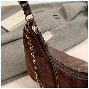Détails du sac sous le bras en patchwork marron foncé avec chaîne et fini mat