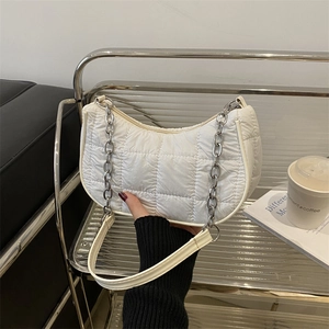 Sac sous le bras croissant matelassé blanc avec chaîne argentée et bandoulière