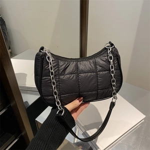 Sac à épaule matelassé noir minimaliste avec chaîne argentée et design élégant chic
