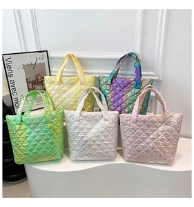 Dettaglio di cinque borse tote metallizzate trapuntate nei colori verde giallo bianco viola
