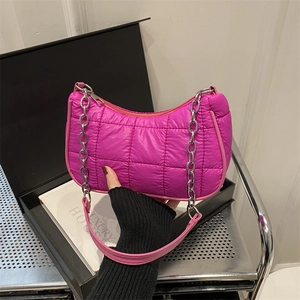 Sac hobo matelassé rose fuchsia avec chaîne argentée et motif à carreaux volumineux