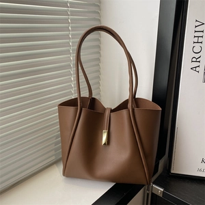 Borsa tote retrò in pelle marrone con fibbia dorata da donna in stile minimalista moderno