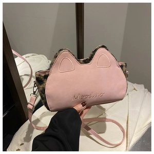 Gros plan d'un sac à bandoulière rose léopard avec oreilles de chat et broderie Mooduo
