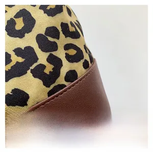 Dettaglio della tela leopardata e finta pelle marrone su una borsa a tracolla tote