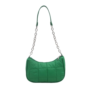 Sac à bandoulière matelassé vert émeraude avec chaîne et design minimaliste