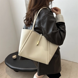 Borsa tote minimalista in pelle PU beige con dettaglio dorato elegante e grande capienza