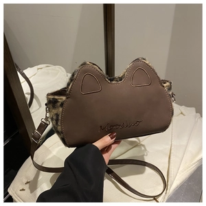 Détail du sac bandoulière chat avec fourrure léopard et cuir marron élégant