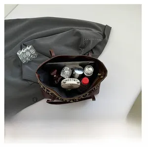 Dettaglio di una grande borsa tote leopardata che mostra l'ampia capacità interna