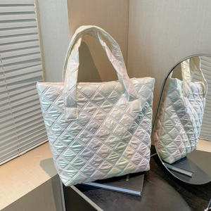 Grande borsa tote trapuntata iridescente con doppi manici per uno stile quotidiano elegante
