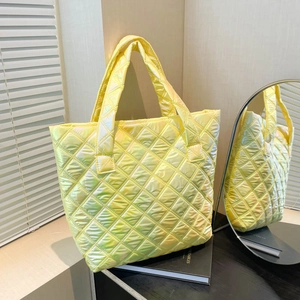 Borsa tote trapuntata giallo chiaro cangiante con grandi cuciture a diamante