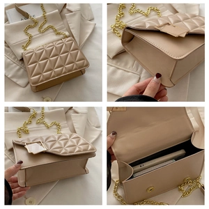 Détails du sac matelassé beige montrant la capacité intérieure et le fermoir magnétique doré