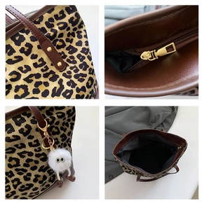 Dettagli della borsa tote leopardata con cerniera dorata e ciondolo in peluche