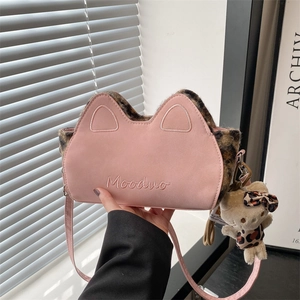 Sac bandoulière rose oreilles de chat avec texture léopard et porte-clé chat peluche