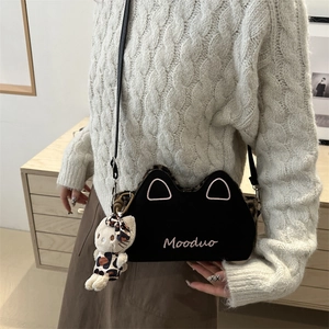 Sac à bandoulière chat en peluche noire avec détails léopard et pendentif assorti