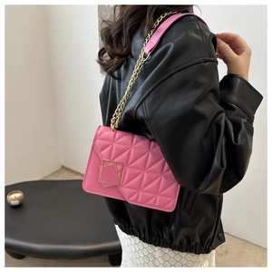 Détail de la sacoche rose matelassée en similicuir avec chaîne dorée et boucle métal