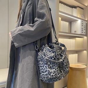 Fashionable leopard print canvas bucket bag with adjustable shoulder strap for women