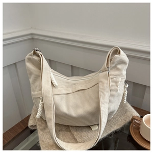 Détail du sac bandoulière en velours côtelé blanc cassé avec tirette de zip tressée