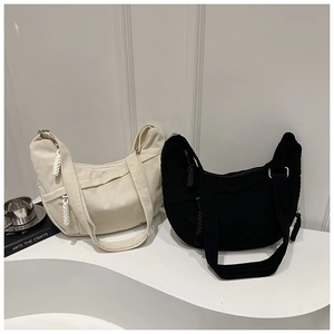 Sacs croissants minimalistes en velours côtelé noir et beige dans un décor de style moderne