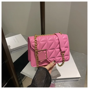 Détail du sac en cuir matelassé rose avec coutures géométriques et chaîne dorée