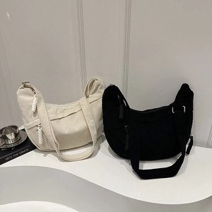 Sacs hobo en velours côtelé beige et noir avec forme de lune et détail de fermeture tressée