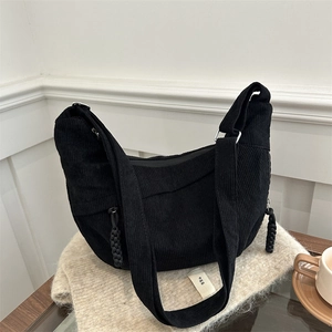 Sac hobo noir en velours côtelé avec forme demi-lune et bandoulière réglable