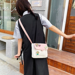 Petit sac bandoulière en toile blanche avec sangle rose et broderie de fleurs mignonnes