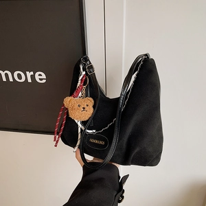 Sac à épaule tendance en daim noir avec pendentif ours et bandoulière chaîne