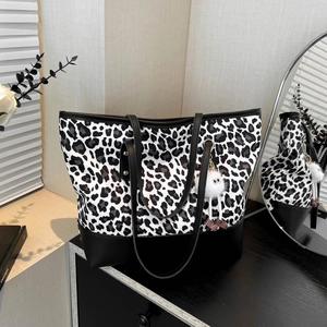Grande borsa tote leopardata con ciondolo in peluche per la collezione autunno-inverno