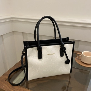 Contrast color patchwork tote bag with bow embossing and heart pendant for commute
