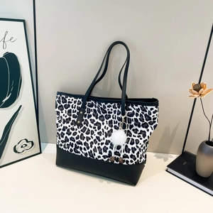 Borsa tote leopardata grande con base in pelle nera e ciondolo pompon di peluche