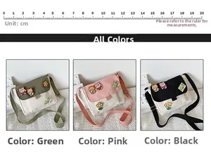 Détail de sacs bandoulière en toile vert, rose et noir avec patchs de dessins animés