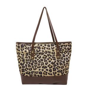 Grande borsa tote leopardata con manici in pelle marrone e dettagli con rivetti