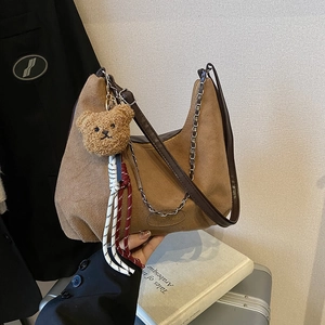 Sac hobo en daim marron avec chaîne métallique et pendentif ours en peluche