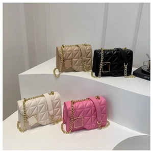 Sacs bandoulière matelassés en quatre couleurs avec chaînes dorées et coutures