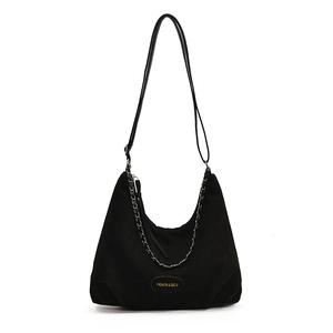 Sac hobo noir chic en daim avec bandoulière réglable et détail de chaîne métallique