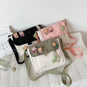 Sac Bandoulière en Nylon Mignon de Style Japonais pour Femmes Étudiante Petit Sac Carré pour Téléphone Avec Badges de Dessin Animé Bandoulière Réglable