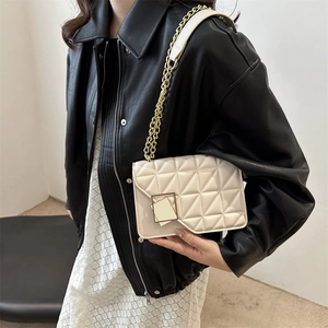 Sac à bandoulière matelassé beige chic avec chaîne dorée et boucle carrée en métal