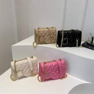 Sacs à bandoulière matelassés géométriques en beige, noir, crème et rose pastel