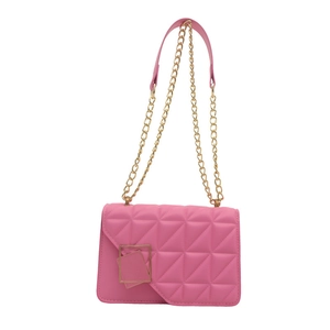Sac bandoulière rose matelassé avec chaîne dorée et boucle carrée sur fond blanc neutre