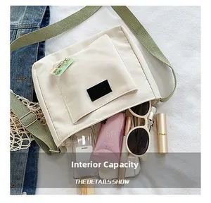 Capacité interne du sac en toile montrant des lunettes de soleil et cosmétiques