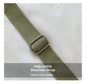 Vue détaillée de la bandoulière tressée vert herbe réglable avec une boucle en métal
