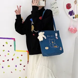 Sac bandoulière en velours côtelé bleu avec imprimé ours mignon et pendentif peluche