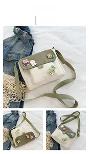 Vue détaillée du sac bandoulière en toile style japonais en vert militaire et blanc cassé