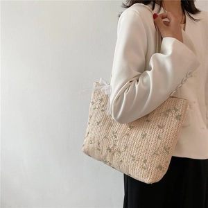 Sac fourre-tout tissé beige fait main avec broderie florale verte et nœud en tulle blanc