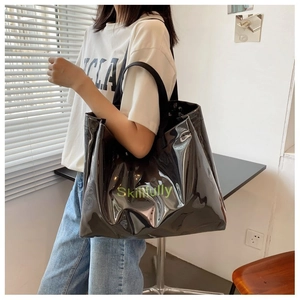 Vue détaillée du sac cabas en cuir verni noir avec inscription Skillfully en vert