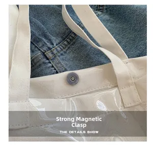 Détail du sac en toile blanche avec poche transparente en PVC et boucle magnétique en métal