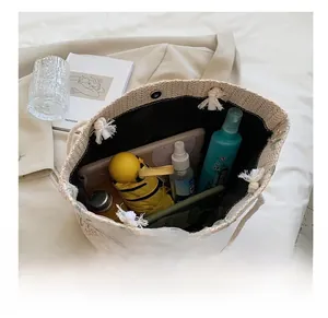 Vue de dessus de l'intérieur spacieux du sac en paille beige avec fermeture aimantée