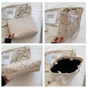 Détails du sac cabas en paille avec broderies florales et nœud décoratif en dentelle