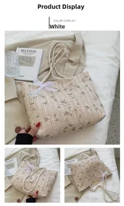 Détail d'un sac cabas tissé beige avec broderie de feuilles et décoration de dentelle