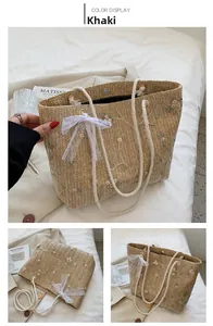 Détail du sac cabas en paille kaki avec broderie florale et nœud en dentelle